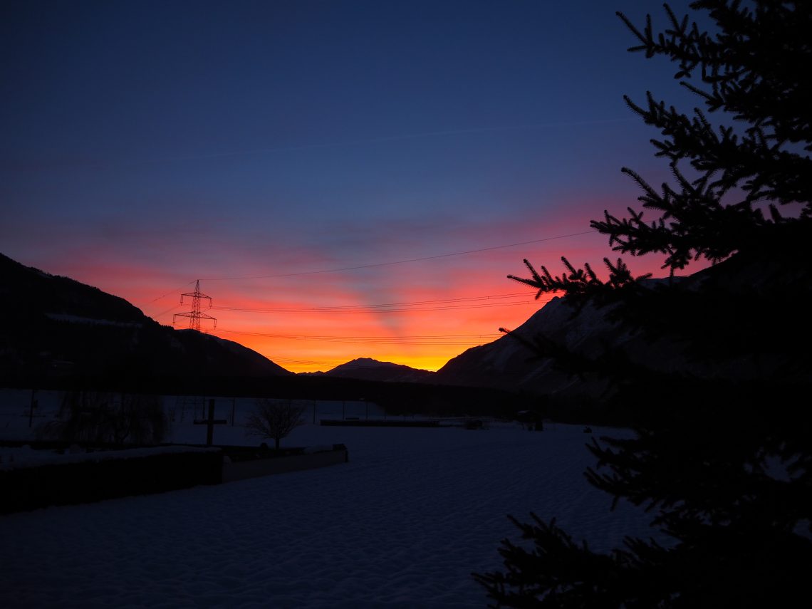 rot-orange blauer Himmel hinter Bergen