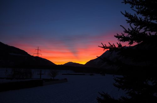 rot-orange blauer Himmel hinter Bergen